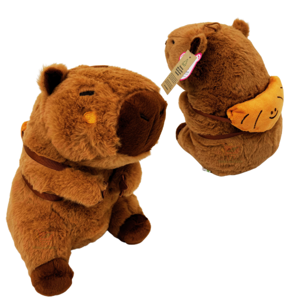 Braunes Plüsch-Capybara sitzend mit Croissant-Rucksack und entspanntem Gesichtsausdruck, ca. 25 cm